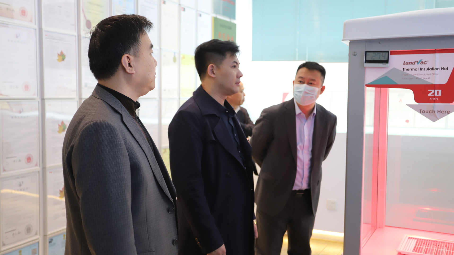 Yi Xubiao, President of Plastic Windows and Architectural Decoration Products of CCMSA visited LandVac Factory