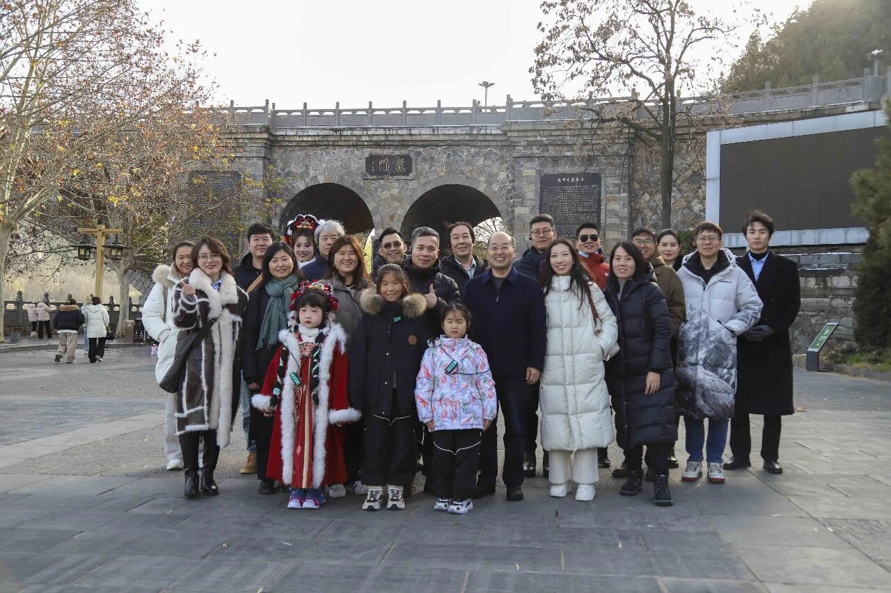 Close-up of LandVac titanium vacuum glass showing the high-tech sealing process during the designer factory tour2