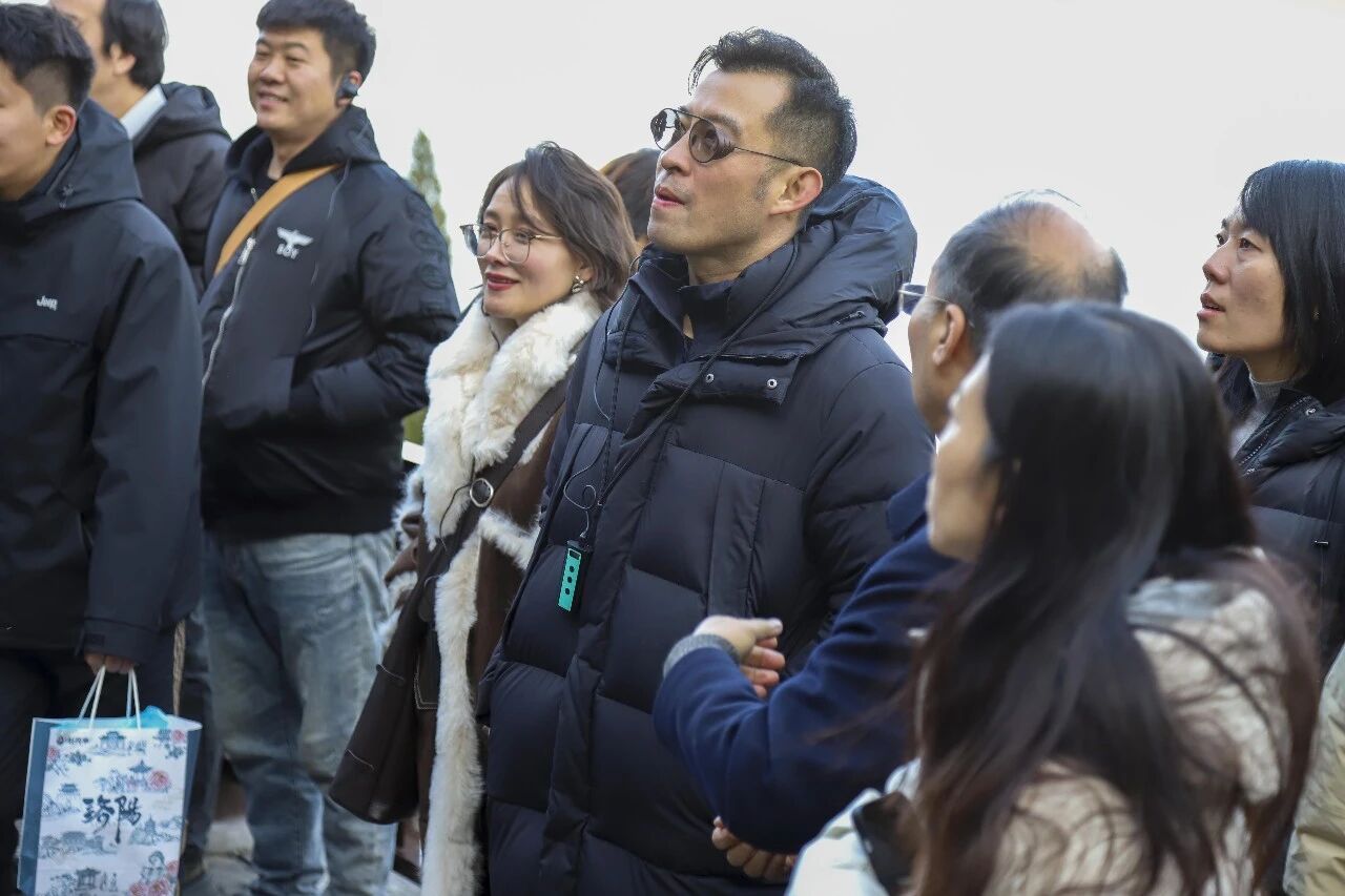 Group photo of LandVac team and Beijing-Shanghai design delegation at the Longmen Grottoes in Luoyang.2