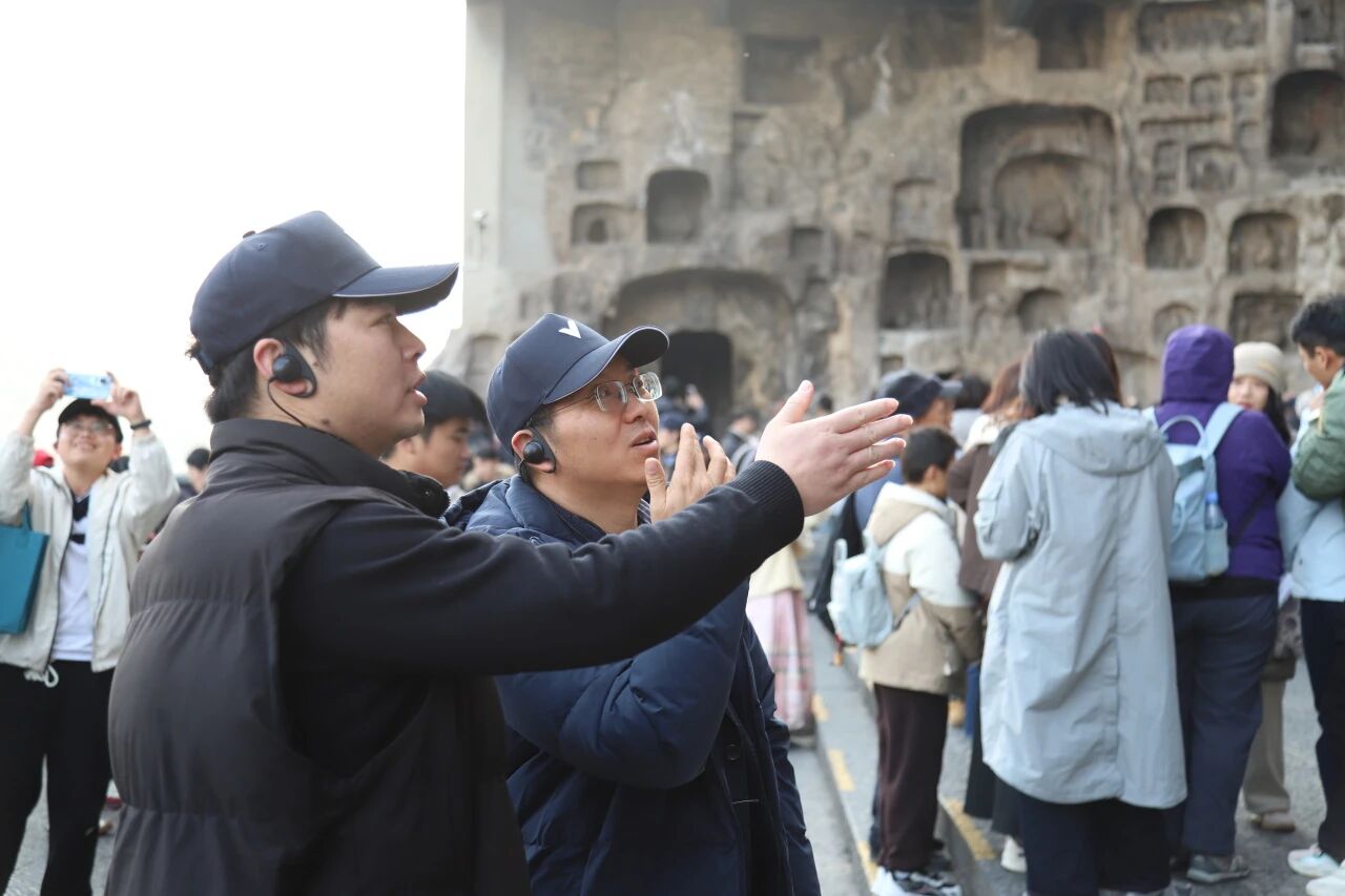Group photo of LandVac team and Beijing-Shanghai design delegation at the Longmen Grottoes in Luoyang.3