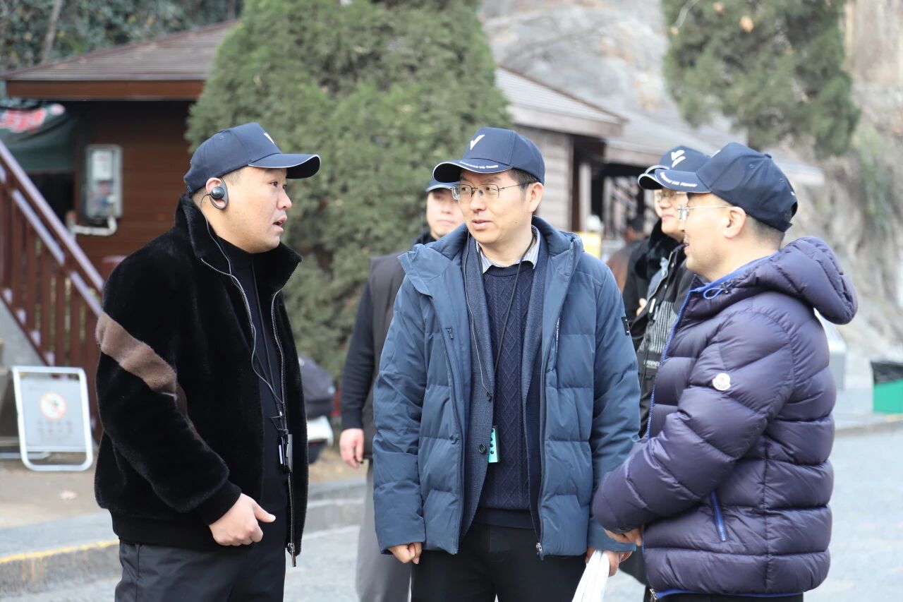 Group photo of LandVac team and Beijing-Shanghai design delegation at the Longmen Grottoes in Luoyang.4