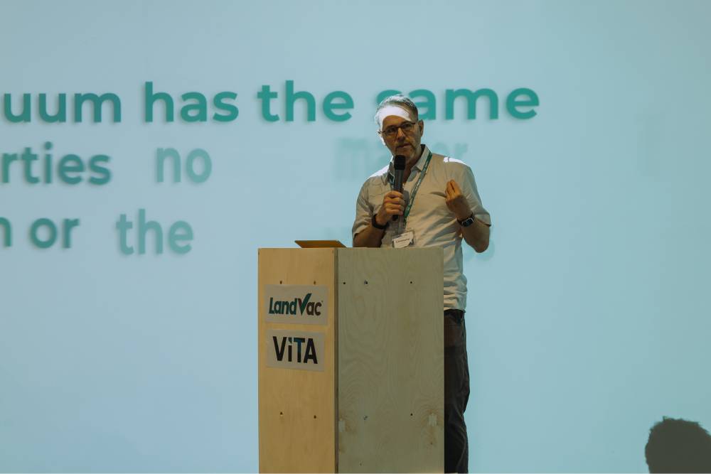 Expert-speaking-landvac-vita-event.jpg Expert presenting modern retrofit and insulation solutions during the LandVac VITA event.